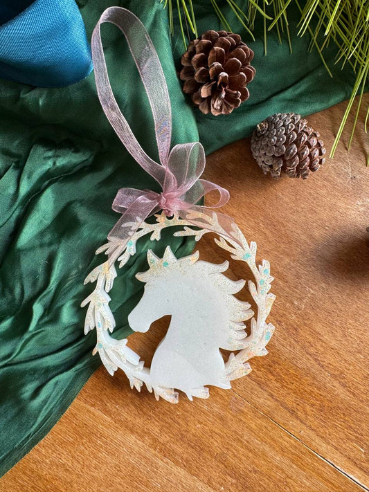 “Unicorno con Ghirlanda” - Decorazione Natalizia in Resina Artigianale