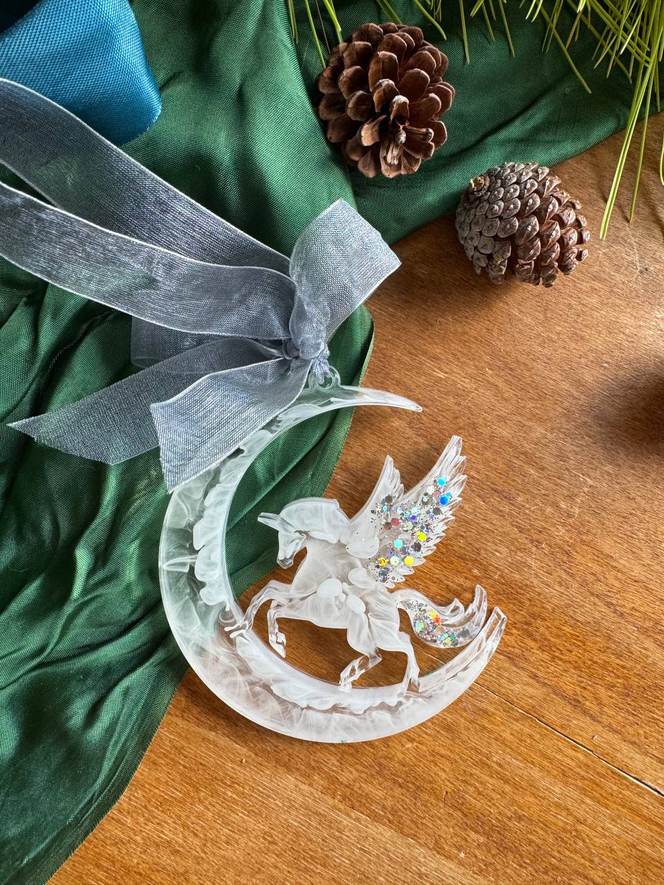 “Unicorno sulla Luna” - Decorazione Natalizia in Resina Artigianale