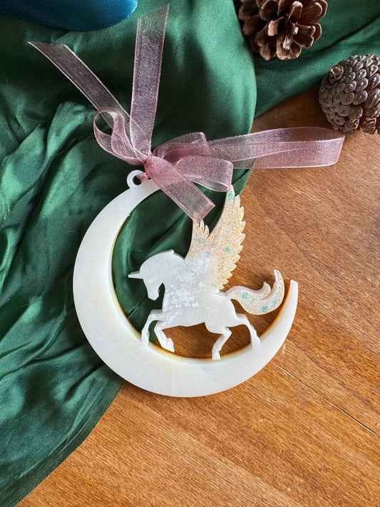 “Unicorno sulla Luna” - Decorazione Natalizia in Resina Artigianale