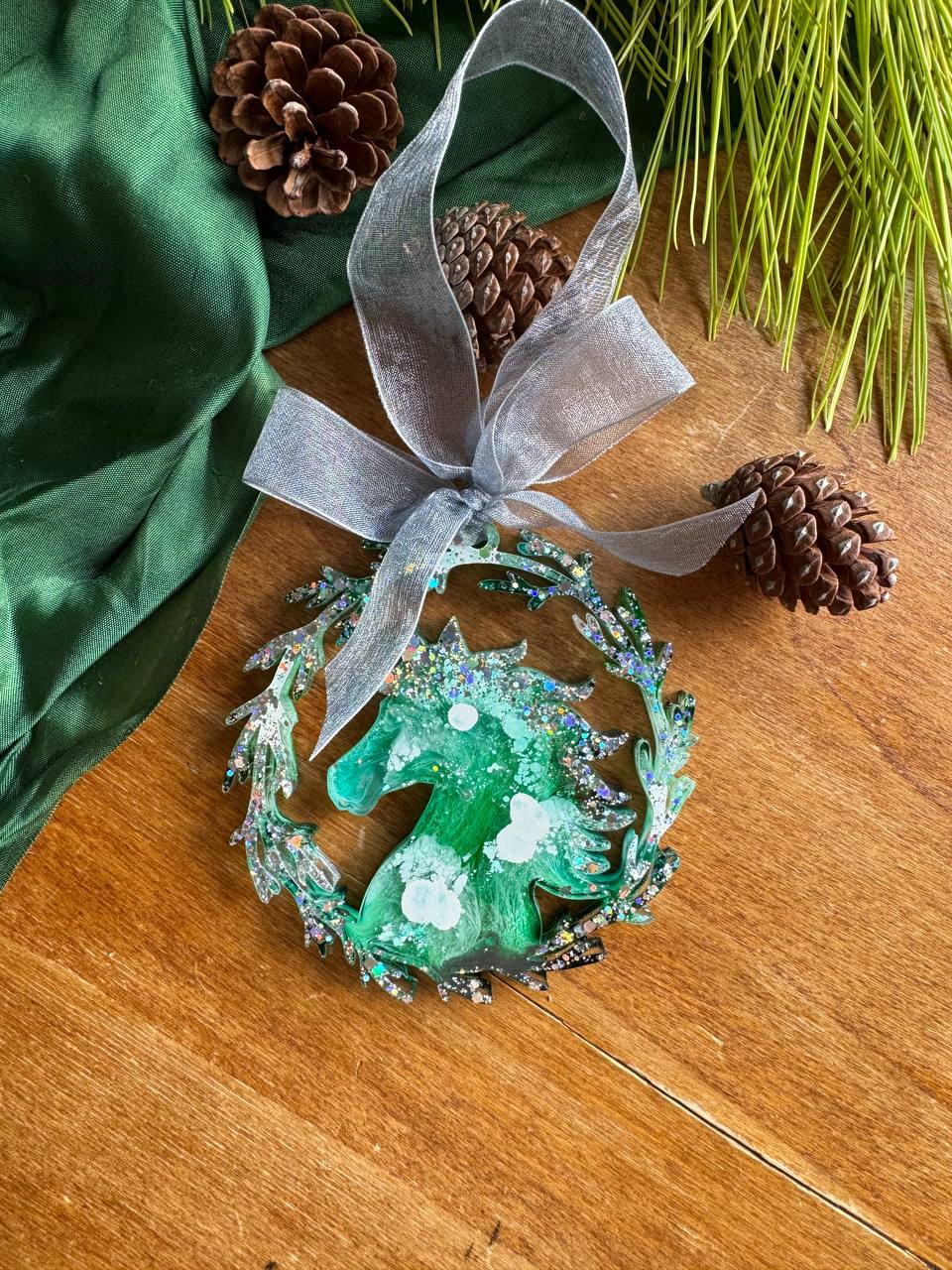 “Unicorno con Ghirlanda” - Decorazione Natalizia in Resina Artigianale