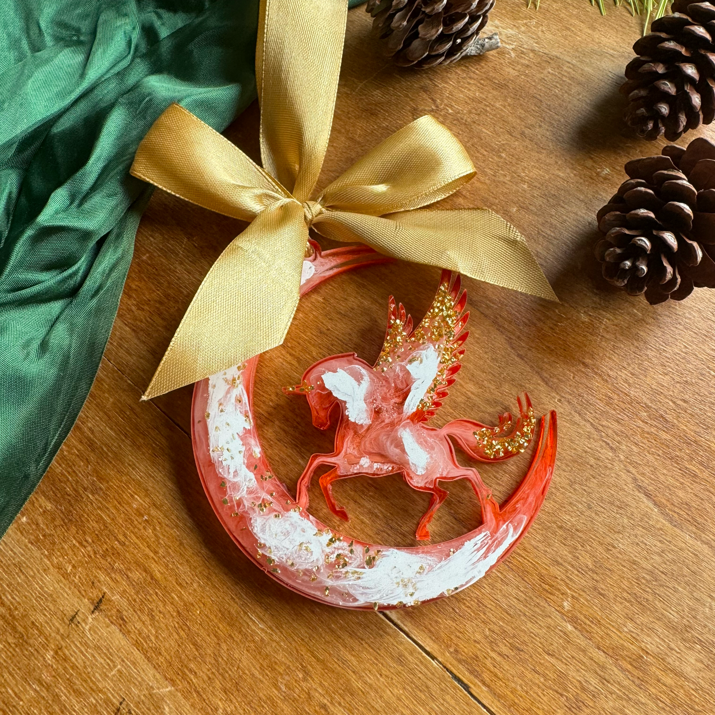 “Unicorno sulla Luna” - Decorazione Natalizia in Resina Artigianale